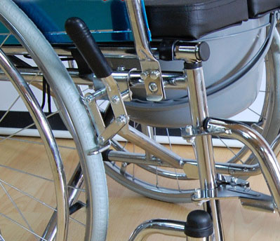 Инвалидная коляска - кресло кресло FS681 со стальной рамой.