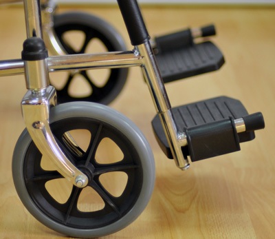 Инвалидная коляска - кресло кресло FS681 со стальной рамой.